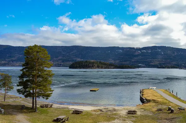 Dağlardaki güzel göl manzarası