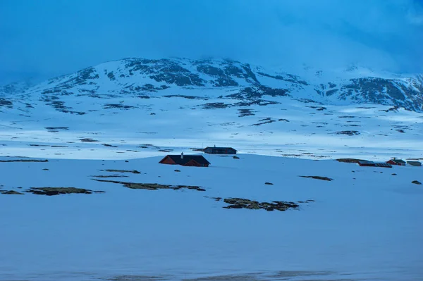 Dağlar ve karla kaplı güzel bir manzara.