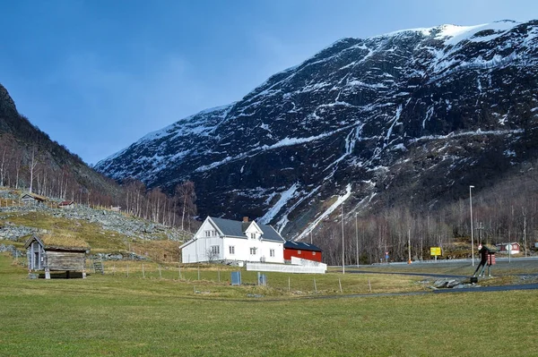 Dağlarda küçük bir köyü olan güzel bir manzara.