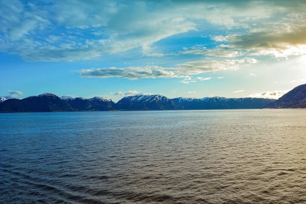 Dağlardaki gölün güzel manzarası