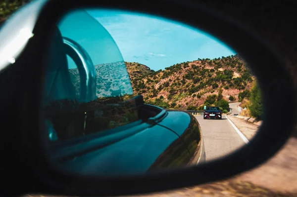 En el espejo se ve otro deportivo 