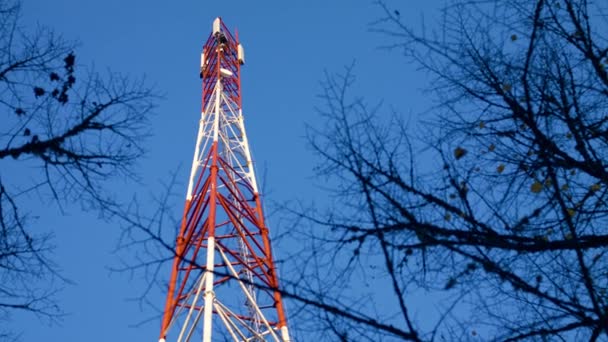 Věžové antény Telekomunikační mobilní telefon, radiové vysílače mobilních 5g 4g mobilních a chytrých telefonů — Stock video