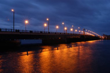 Gece karanlığında fenerlerin turuncu yansıması