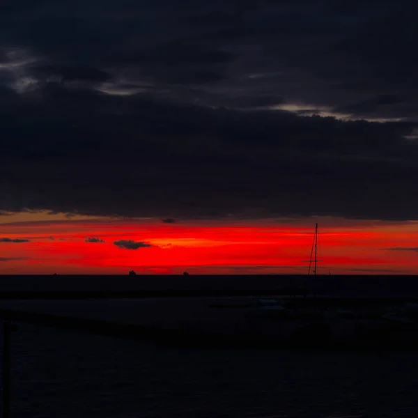 Яскравий Захід Сонця Горизонті Тлі Темного Нічного Моря Чорні Хмари — стокове фото