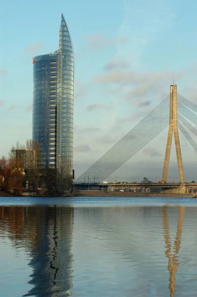 Többszintes Üvegbank Épület Riga Lett Városában Közel Kábeles Hídhoz Amely Jogdíjmentes Stock Fotók