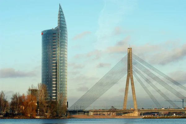 Riga 'da, Daugava Nehri kıyısındaki cam çok katlı bir banka binası. Cable-Stay Köprüsü yakınlarında. Gün batımında mavi gökyüzüne karşı güneşle aydınlatılıyor.