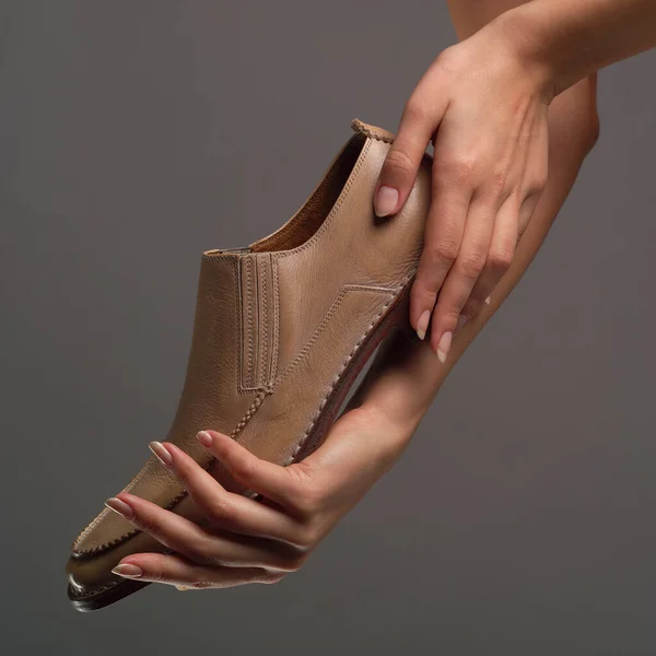Modell Férfi Cipő Készült Valódi Bőr Bézs Színű Női Kézben Jogdíjmentes Stock Képek