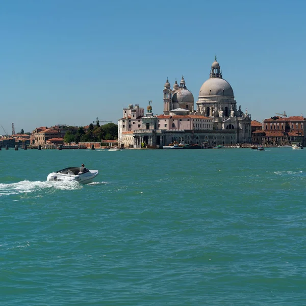 Sürat teknesi Viyana 'daki Santa Maria della Salute Katedraline yaklaşıyor.