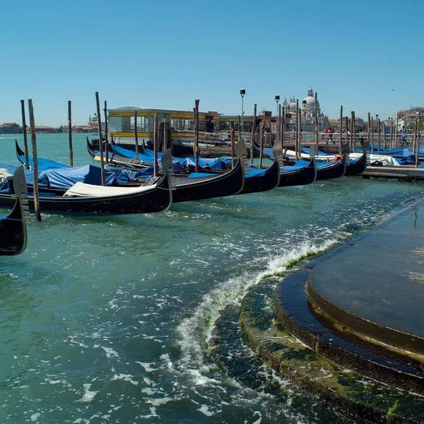 Gondola Víz Szállítás Velence Mólón Várja Turistákat Jogdíjmentes Stock Fotók