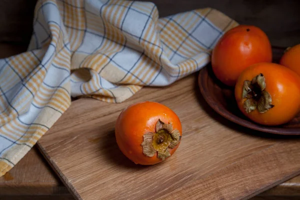 Deliziosi Frutti Cachi Freschi Pronti Essere Mangiati Sfondo Legno — Foto Stock