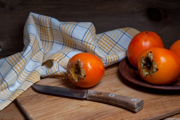 Composizione Deliziosi Frutti Cachi Freschi Maturi Pronti Essere Mangiati Coltello — Foto Stock