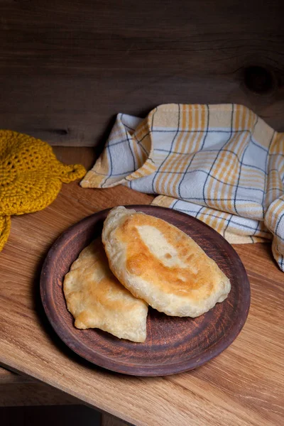 Глиняная Тарелка Двумя Индивидуальными Жареными Пирогами Мясом Деревянном Столе Татарские — стоковое фото