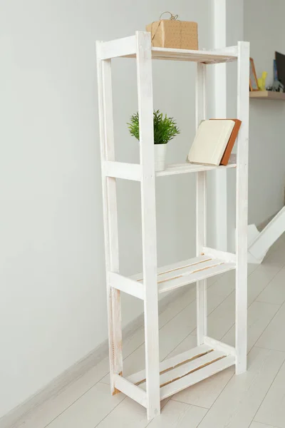 Stojan s knihami a rostlinami. Interiér, minimalismus a výzdoba místností. — Stock fotografie