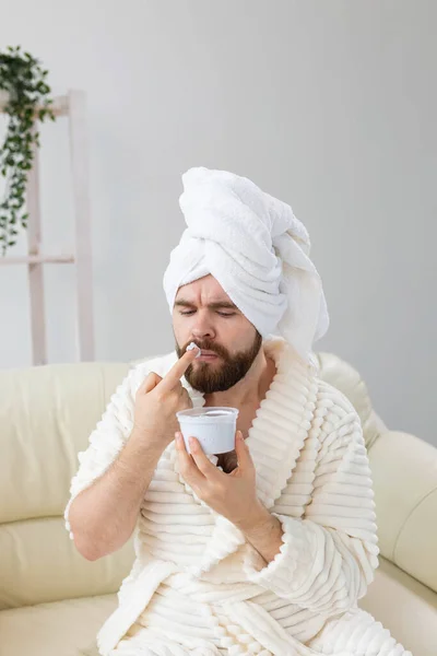 顔の皮膚に効果的なクリームを塗る面白い男。自宅でスパ,男性のコンセプトのためのボディ&スキンケア. — ストック写真