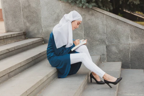 Arap kız öğrenci şehir merkezinde merdivenlerde oturuyor.. — Stok fotoğraf