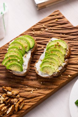 Fındıklı tost ekmeğine dilimlenmiş avokado. Kahvaltı ve sağlıklı gıda konsepti.