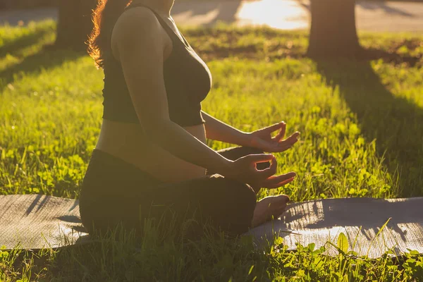 Närbild av gravida kvinnor mediterar i naturen, utövar yoga. Vård av hälsa och graviditet — Stockfoto