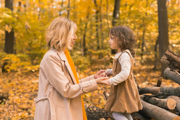 Madre e hija disfrutando de un bonito día de otoño en un parque. Concepto de temporada, familia e hijos. —  Fotos de Stock