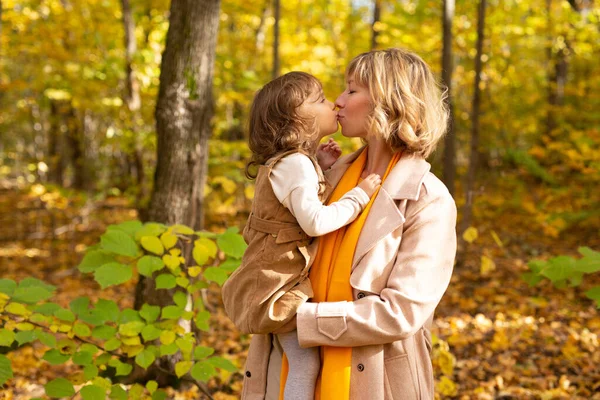 Matka i córeczka cieszą się pięknym jesiennym dniem w parku. Pojęcie pory roku, rodziny i dzieci. — Zdjęcie stockowe