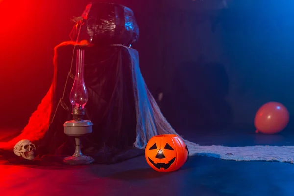 Símbolo de Halloween. Jack-o-linterna sobre un fondo oscuro. Tarjeta de Halloween. Lámpara en decoraciones. Contexto. — Foto de Stock