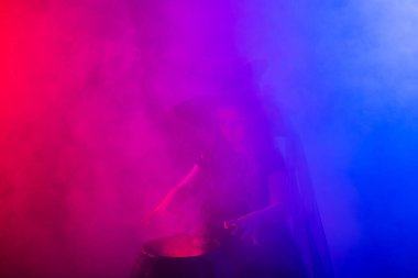 Cadılar Bayramı 'nda cadılar bayramında küçük cadı çocuk iksir pişiriyor..