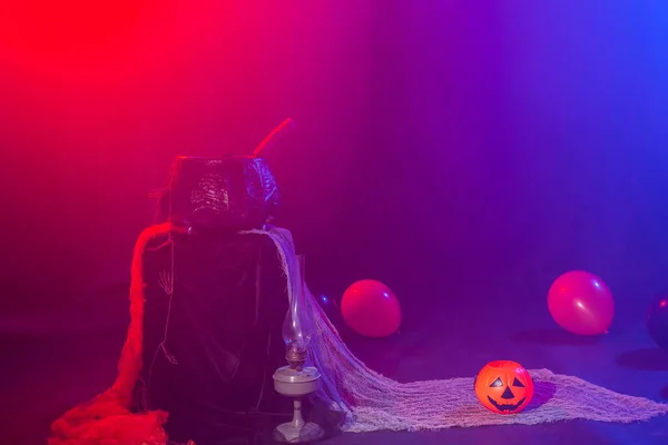 Símbolo de Halloween. Jack-o-linterna sobre un fondo oscuro. Tarjeta de Halloween. Lámpara en decoraciones. Contexto. — Foto de Stock