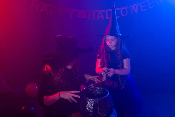 Enfant drôle fille et femme en costumes de sorcières pour Halloween avec citrouille Jack — Photo