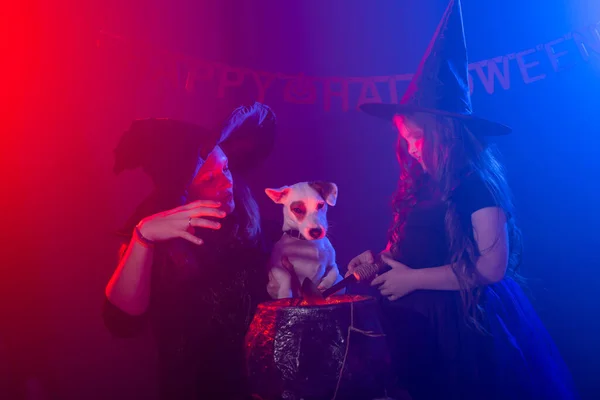 Zwei Halloween-Hexen zaubern in der Halloween-Nacht. Magie, Urlaub und mystisches Konzept. — Stockfoto