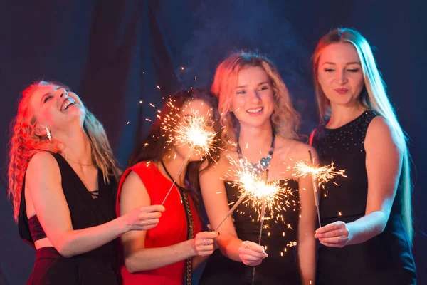 Birthday party, new year and holidays concept - Group of female friends celebrating holding sparklers — Stock Photo, Image