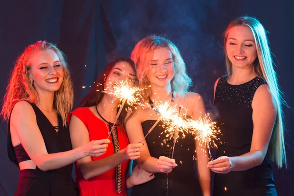 Birthday party, new year and holidays concept - Group of female friends celebrating holding sparklers — Stock Photo, Image