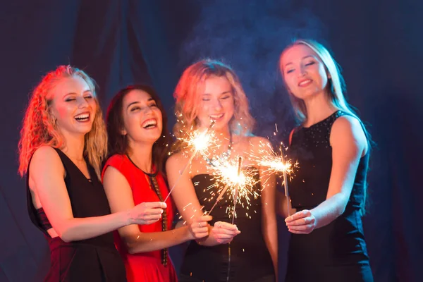 Fiesta de cumpleaños, año nuevo y el concepto de vacaciones - Grupo de amigas celebrando la celebración de bengalas — Foto de Stock