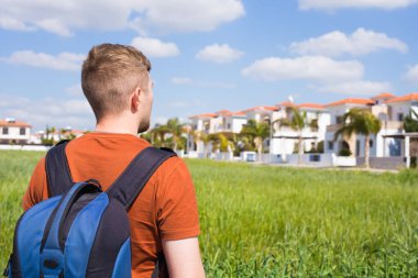 Almak için güzel bir eve bakan adam.