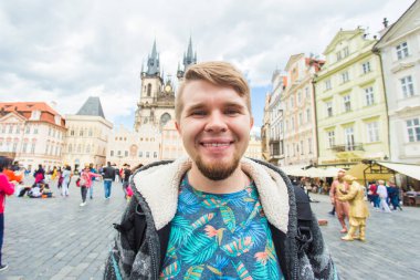Prag, Çek Cumhuriyeti 'ndeki merkez meydandaki mutlu adam. Gezgin ve gezi konsepti.