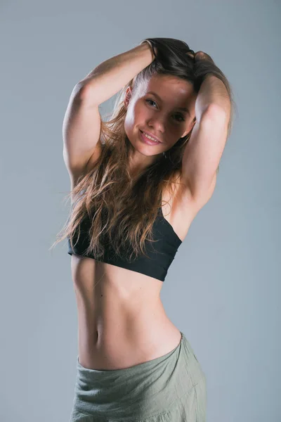 Retrato de una joven y delgada mujer de fitness. Concepto de deporte y estilo de vida saludable. —  Fotos de Stock
