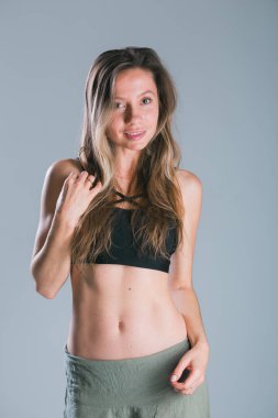 Slim fitness kadınının portresi. Spor ve sağlıklı yaşam tarzı kavramı.