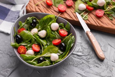 Mozarella peynirli, domatesli ve ıspanaklı taze salata. Sağlıklı beslenme yemekleri.