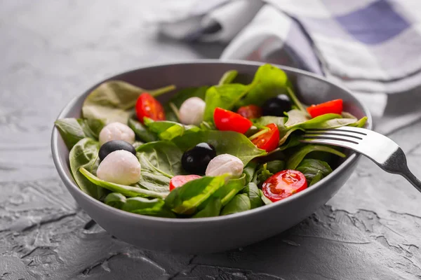 Salada fresca com queijo mussarela, tomate, espinafre close-up. Alimentos saudáveis. — Fotografia de Stock