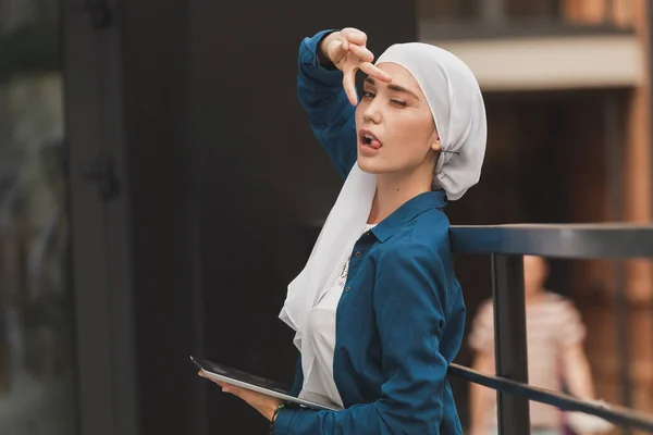 Moderne, lustige arabische Muslimin mit Tablet-Computer im Freien — Stockfoto