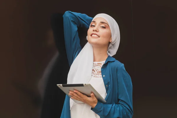 Vacker muslimsk flicka med digital surfplatta för kommunikation med vän utomhus — Stockfoto
