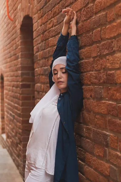 Moda moderna da menina muçulmana com hijab.Beautiful modelo feminino muçulmano vestindo hijab e roupa casual posando no fundo urbano — Fotografia de Stock