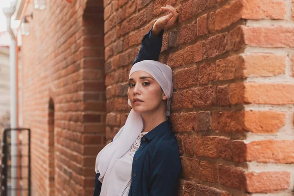 Moda moderna da menina muçulmana com hijab.Beautiful modelo feminino muçulmano vestindo hijab e roupa casual posando no fundo urbano e copyspace — Fotografia de Stock