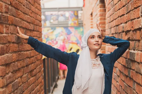 Şık tesettüre sahip kadın modelin şehir arka planında poz vermesi. Tarz sahibi Müslüman kadın tesettür moda portresi konsepti. — Stok fotoğraf