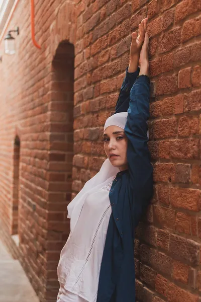 고급 히잡 스타일의 여성 모델의 초상화 가 도시 배경에서 포즈를 취하고 있다. 멋진 모슬렘 여성 히잡 패션 생활 방식 묘사 개념. — 스톡 사진