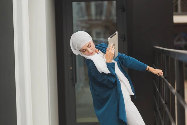 Beautiful Asian businesswomen wearing hijab using her tablet at outdoor. — Stock Photo, Image