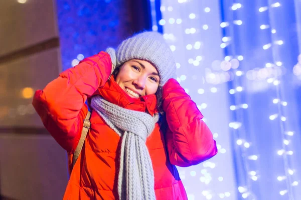Портрет молодой забавной привлекательной женщины на снежном рождественском фоне. Зимние каникулы и сезоны. — стоковое фото