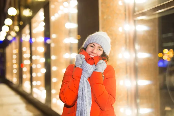 Ritratto di giovane donna attraente divertente su sfondo natalizio innevato. Vacanze invernali e concetto di stagione. — Foto Stock