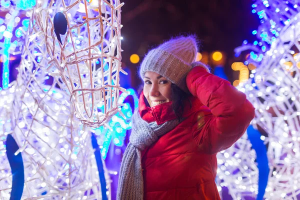 夜の街の雪の結晶クリスマスシティライトの女の子。クリスマスと冬の休暇のコンセプト. — ストック写真