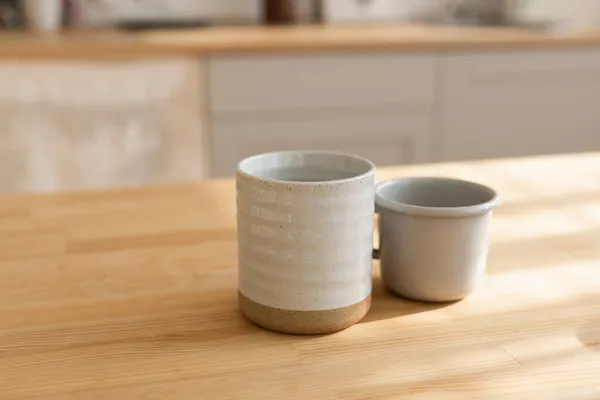 Красивый крупный план уникальной ручной работы две чашки — стоковое фото