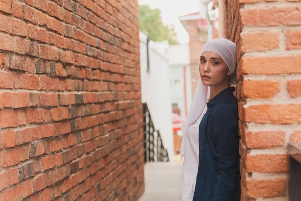 Moderne moslim meisje mode met kaping.Mooie moslim vrouwelijke model dragen hijab en casual outfit poseren op stedelijke achtergrond en copyspace — Stockfoto