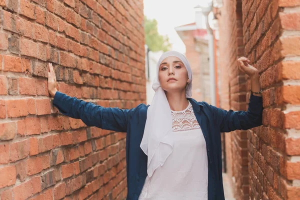 Retrato de uma mulher muçulmana posando ao ar livre. Conceito feminino islâmico moderno — Fotografia de Stock
